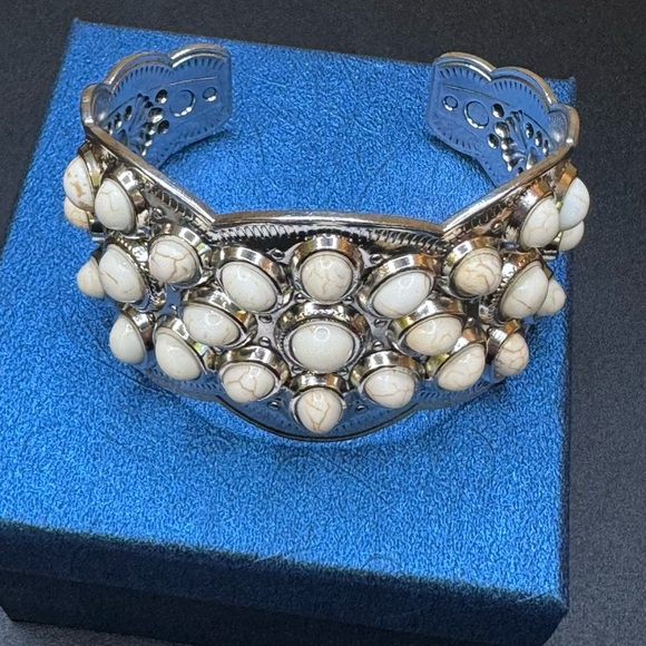 White Howlite 10.00 ctw Cuff Bracelet in Silvertone
(7.50 In) - Picture 1 of 5